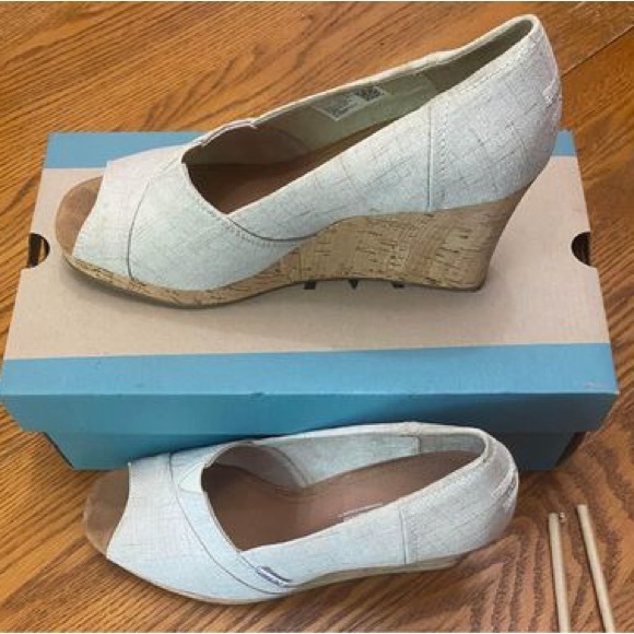 Toms heels size 9 Wore once and they are the wrong size. Great Condition! - Picture 2 of 7